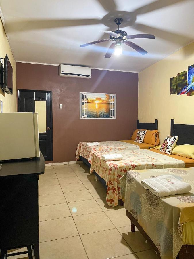 Coxen Hole B Aparts Hotel מראה חיצוני תמונה