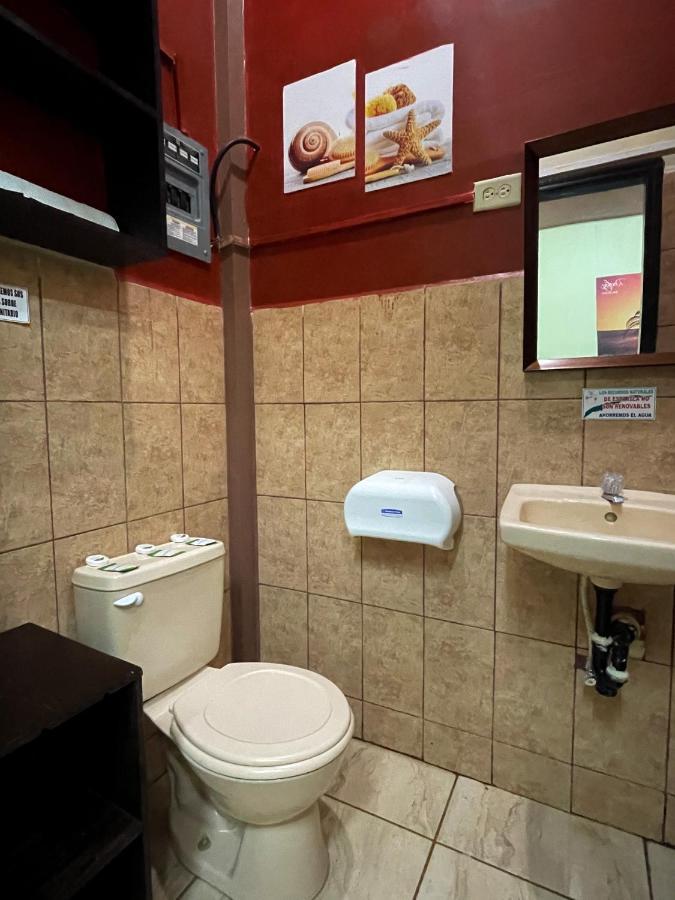Coxen Hole B Aparts Hotel מראה חיצוני תמונה