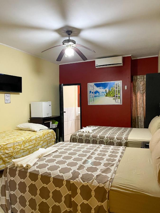 Coxen Hole B Aparts Hotel מראה חיצוני תמונה