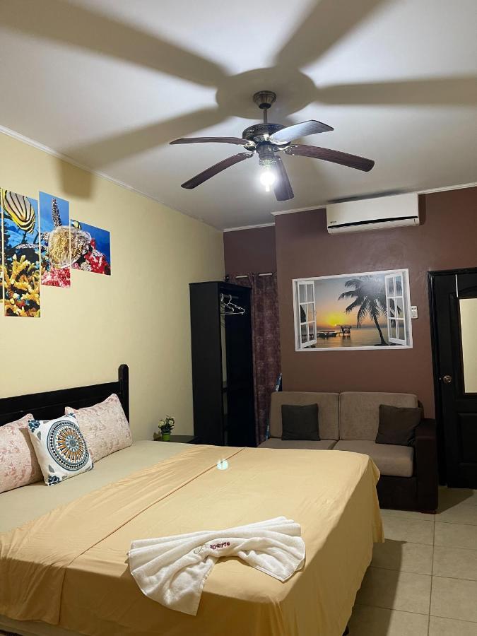 Coxen Hole B Aparts Hotel מראה חיצוני תמונה