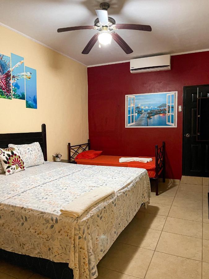 Coxen Hole B Aparts Hotel מראה חיצוני תמונה