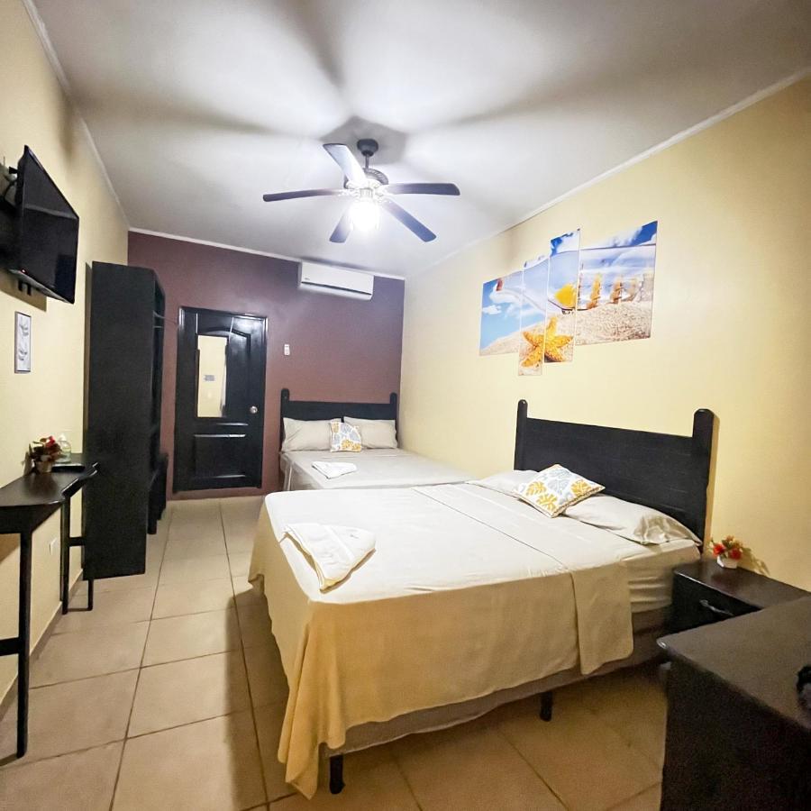 Coxen Hole B Aparts Hotel מראה חיצוני תמונה