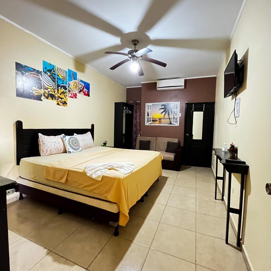 Coxen Hole B Aparts Hotel מראה חיצוני תמונה