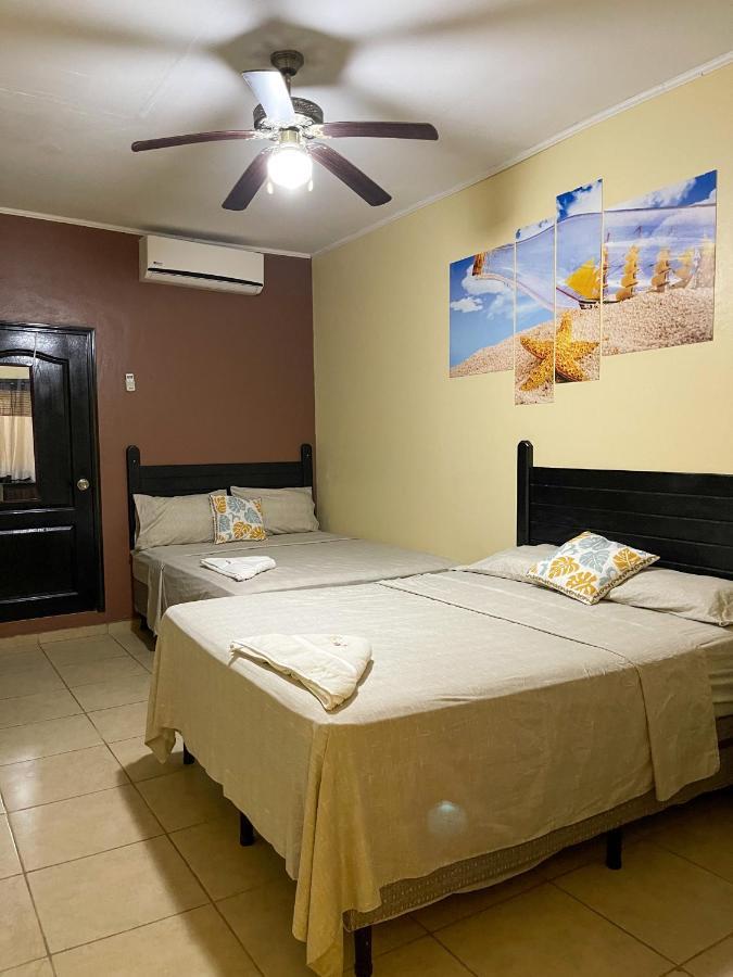 Coxen Hole B Aparts Hotel מראה חיצוני תמונה