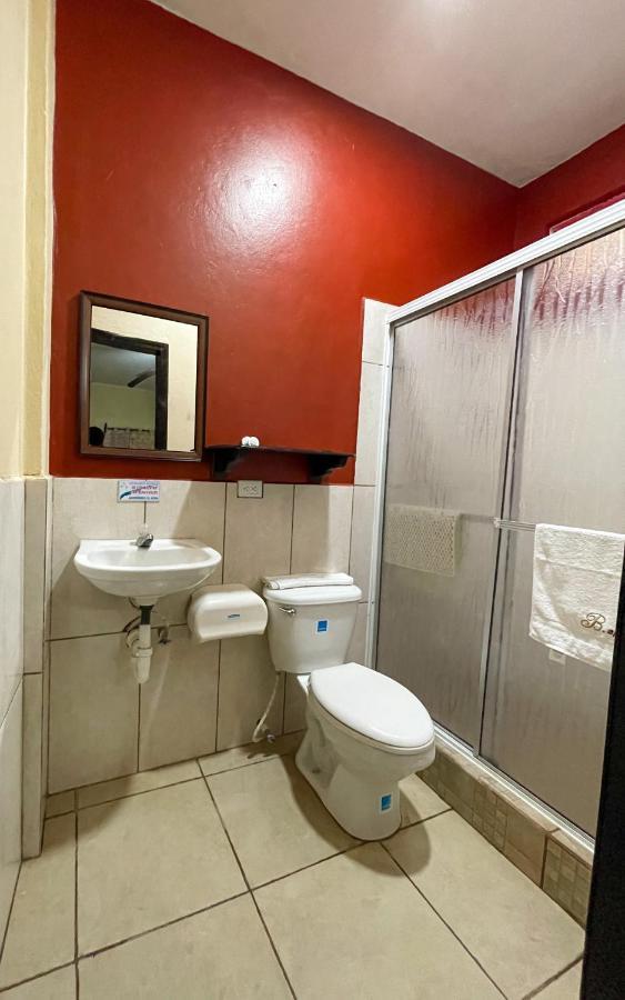 Coxen Hole B Aparts Hotel מראה חיצוני תמונה