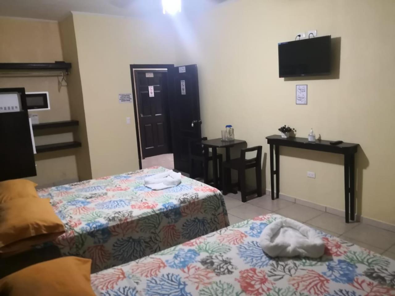 Coxen Hole B Aparts Hotel מראה חיצוני תמונה