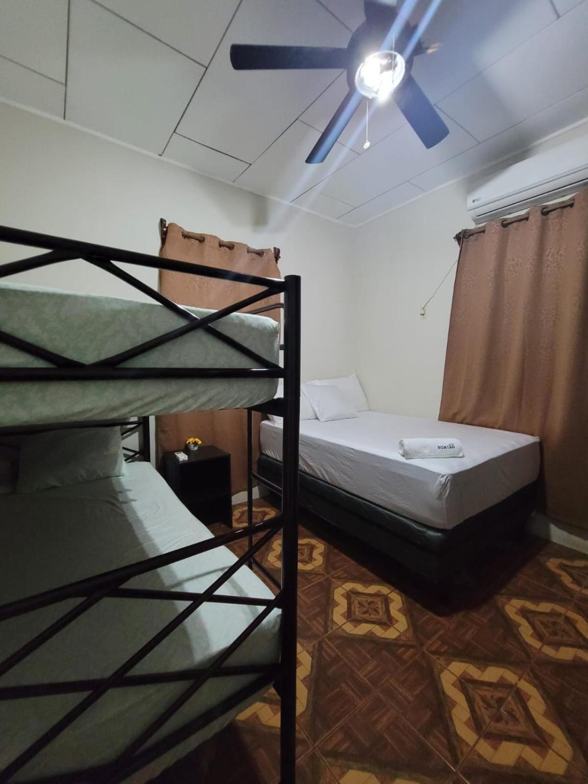 Coxen Hole B Aparts Hotel מראה חיצוני תמונה