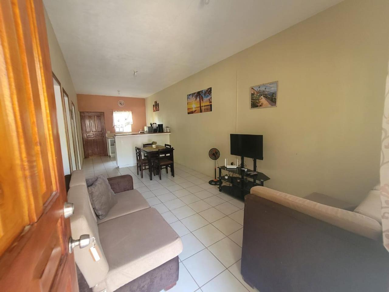 Coxen Hole B Aparts Hotel מראה חיצוני תמונה