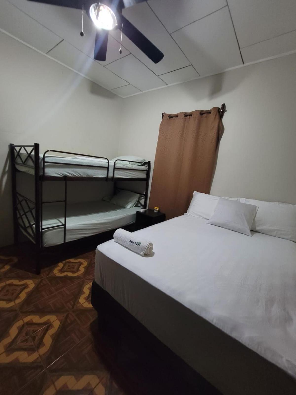 Coxen Hole B Aparts Hotel מראה חיצוני תמונה