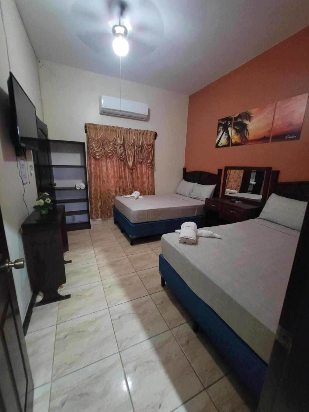 Coxen Hole B Aparts Hotel מראה חיצוני תמונה