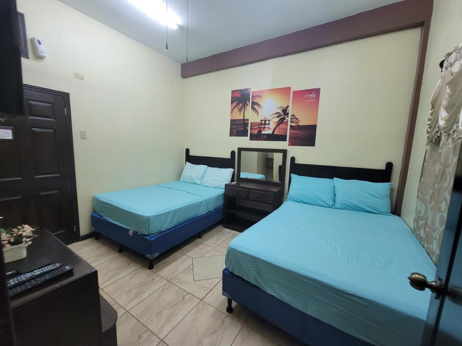 Coxen Hole B Aparts Hotel מראה חיצוני תמונה