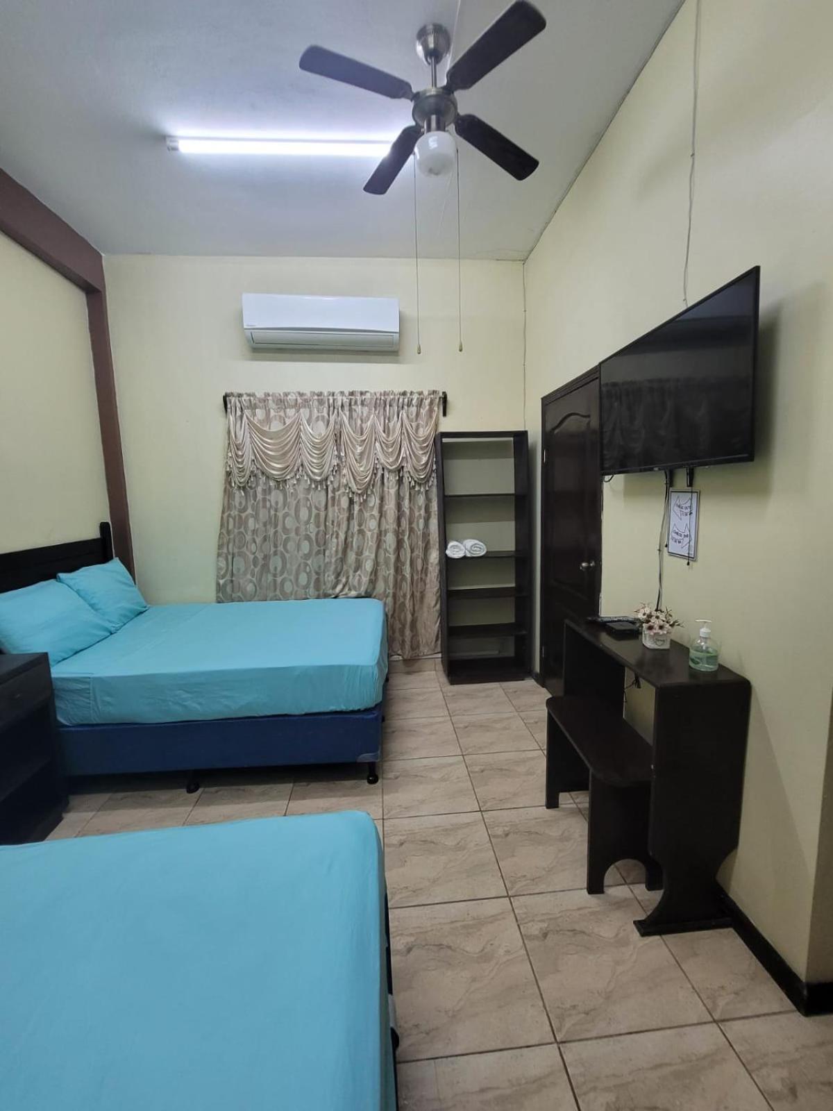 Coxen Hole B Aparts Hotel מראה חיצוני תמונה