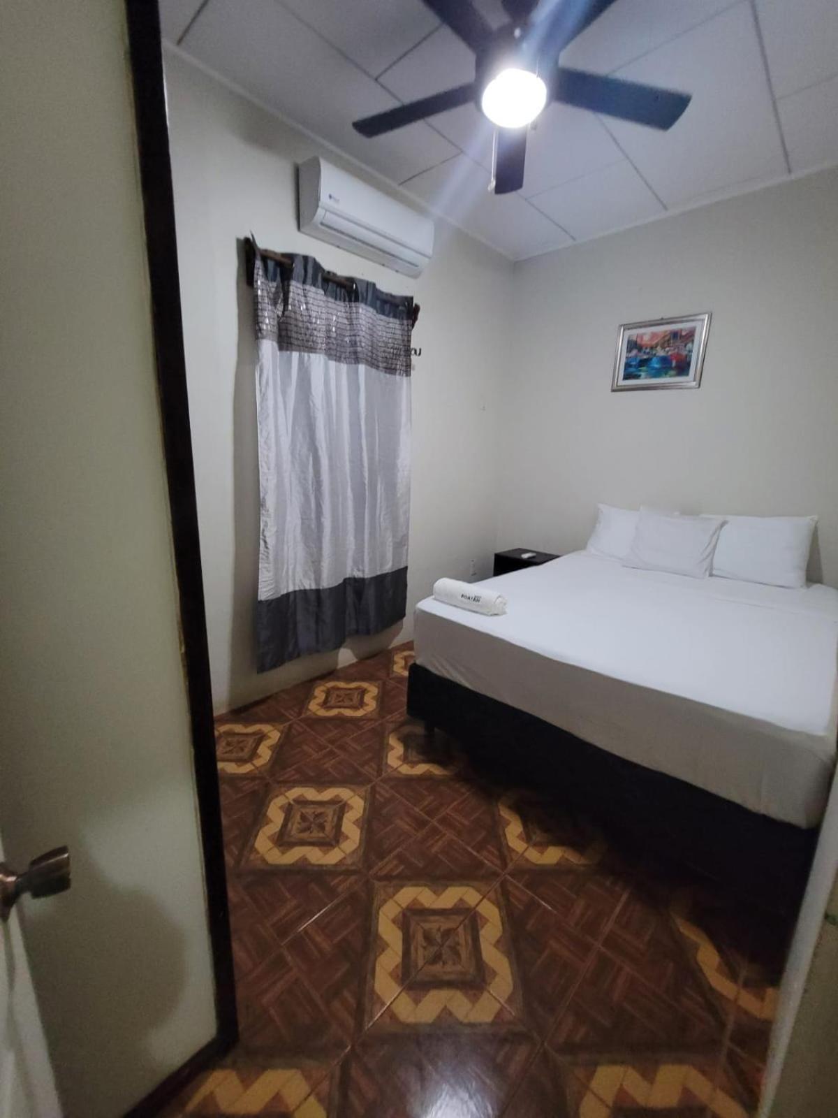 Coxen Hole B Aparts Hotel מראה חיצוני תמונה