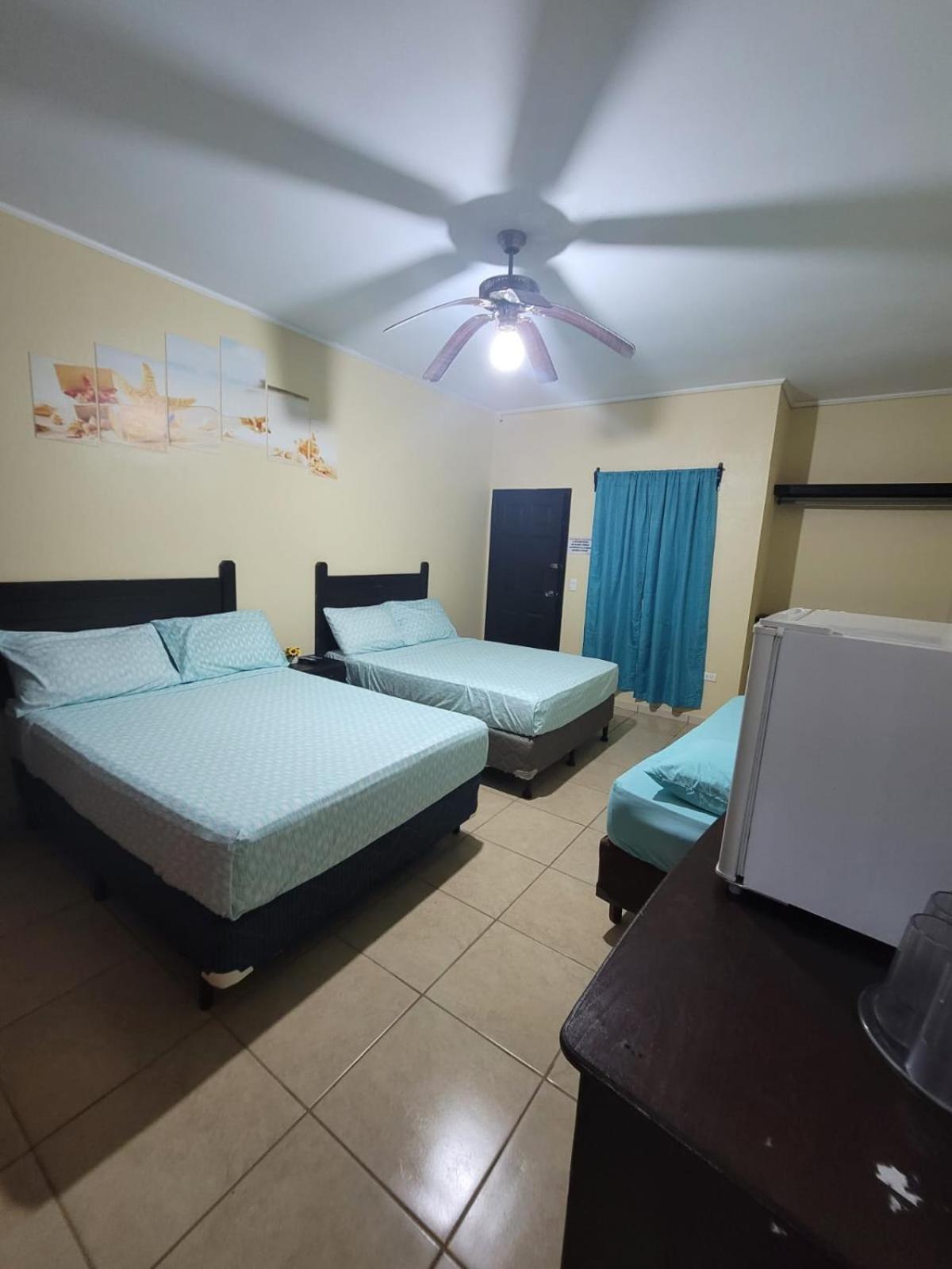 Coxen Hole B Aparts Hotel מראה חיצוני תמונה