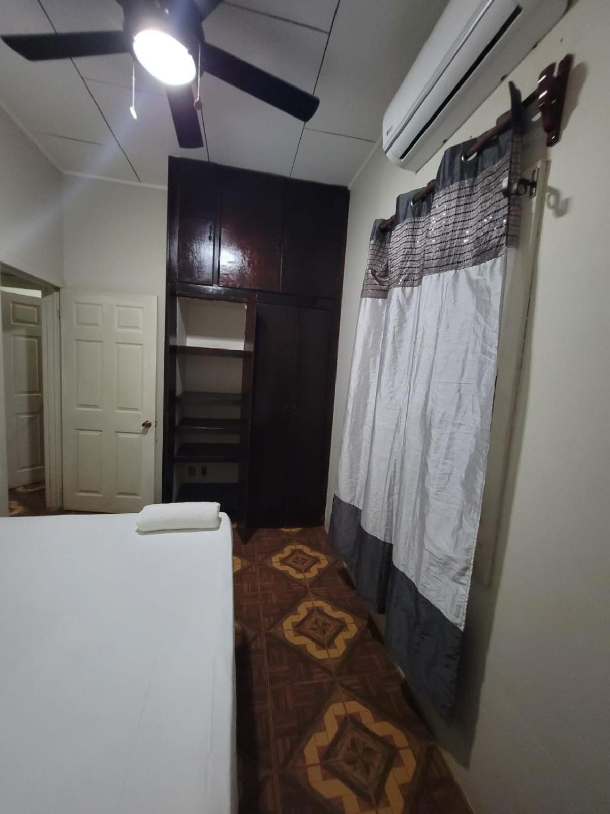 Coxen Hole B Aparts Hotel מראה חיצוני תמונה