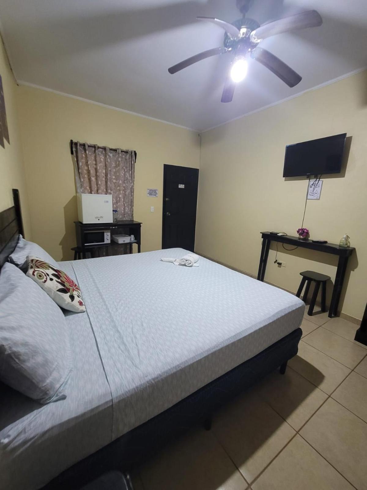 Coxen Hole B Aparts Hotel מראה חיצוני תמונה