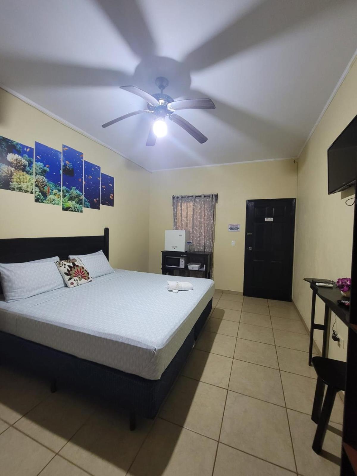 Coxen Hole B Aparts Hotel מראה חיצוני תמונה