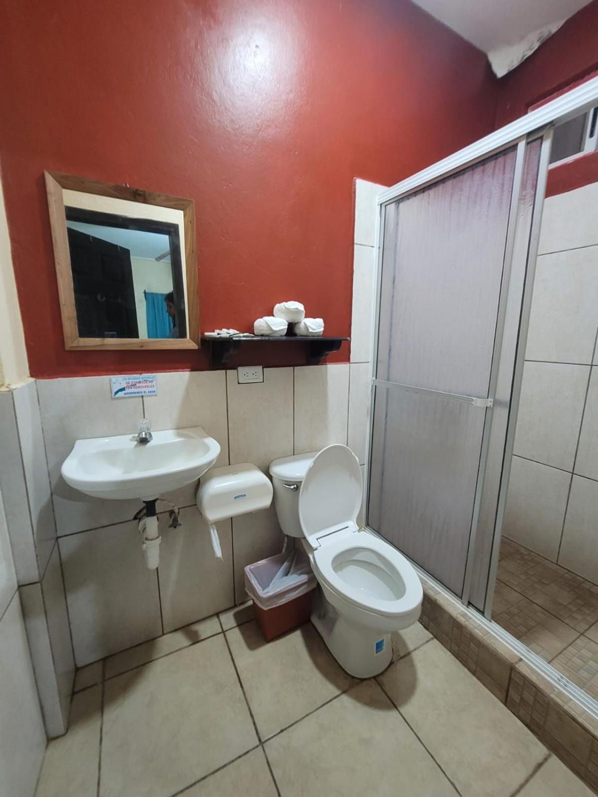 Coxen Hole B Aparts Hotel מראה חיצוני תמונה