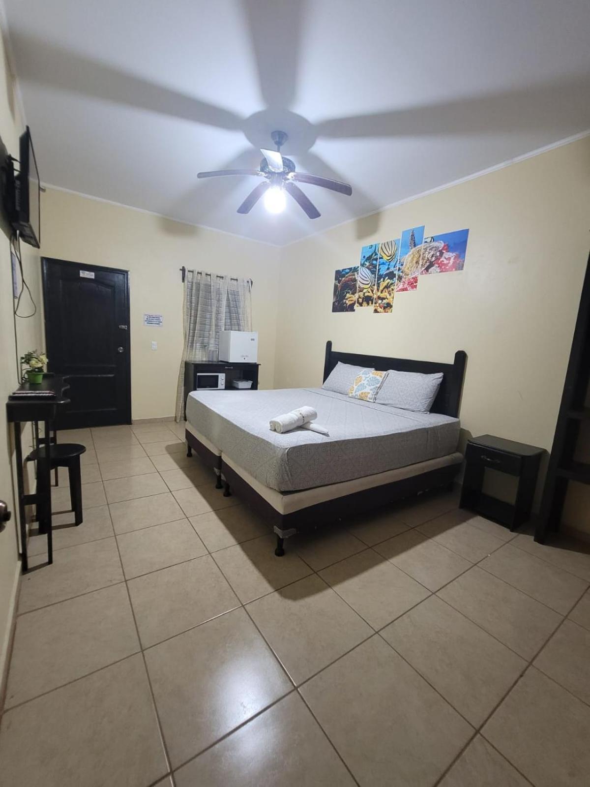 Coxen Hole B Aparts Hotel מראה חיצוני תמונה